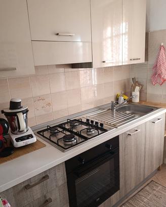 Cucina completa moderna con elettrodomestic