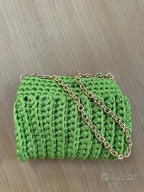 Borsa in fettuccia verde all’uncinetto