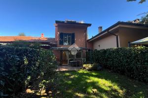 VILLA A SCHIERA A CORREZZANA