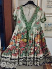 Vestito con ricami e paillettes