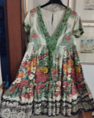 Vestito con ricami e paillettes