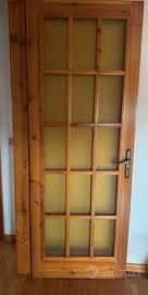 Porta in legno massello con maniglia e serratura