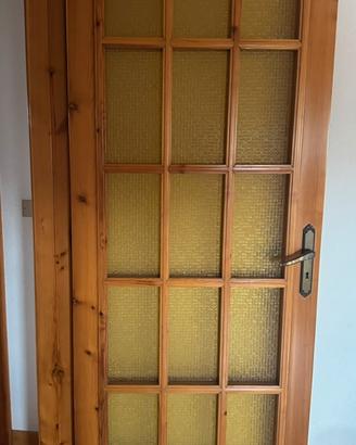 Porta in legno massello con maniglia e serratura
