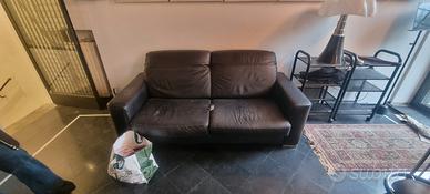 divano letto in pelle più 2 porta oggetti con ruot