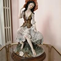 Statua di donna con base in legno