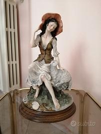 Statua di donna con base in legno