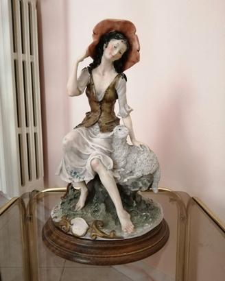 Statua di donna con base in legno