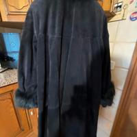 Cappotto di crosta con collo di pelliccia