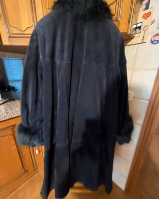 Cappotto di crosta con collo di pelliccia
