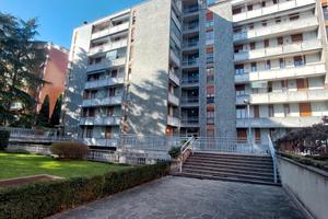 Monolocale con cabina armadio e cucina separata