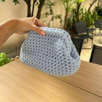 Borsa in fettuccia celeste all’uncinetto