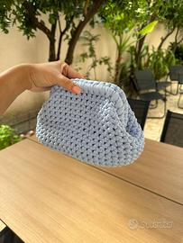 Borsa in fettuccia celeste all’uncinetto