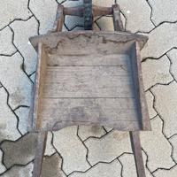 Vecchia carriola giocattolo