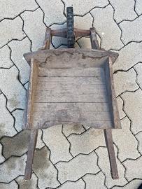 Vecchia carriola giocattolo