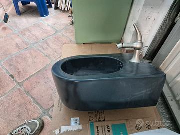 bidet sospeso grigio