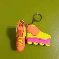 Due portachiavi a pattini a rotelle