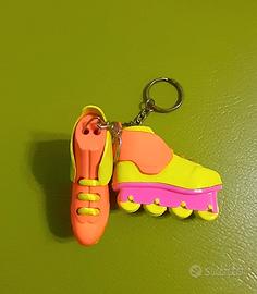 Due portachiavi a pattini a rotelle