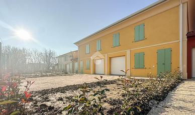 VILLA A SCHIERA CENTRALE A CARPI