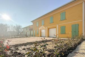 VILLA A SCHIERA CENTRALE A CARPI