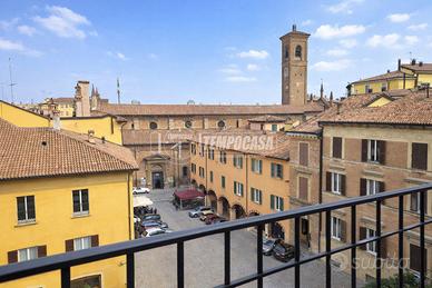 Piazza San Martino suggestivo appartamento