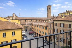 Piazza San Martino suggestivo appartamento