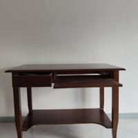 Scrivania con porta tastiera