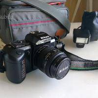 Macchina fotografica con rullino NIkon reflex