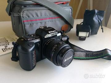 Macchina fotografica con rullino NIkon reflex