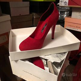 Scarpe rosse in pelle scamosciata con tacco