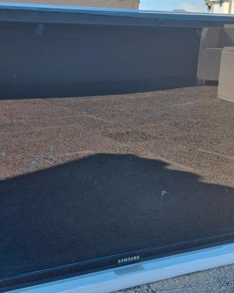 TV Samsung 40 pollici Full HD  con piedistallo