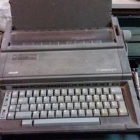 Macchina da scrivere olivetti