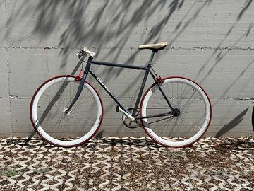 Bicicletta ‘fixed’ scatto fisso / ruota libera
