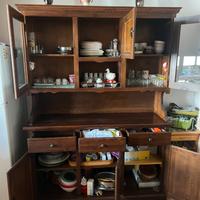 Credenza da cucina con sportelli e cassetti