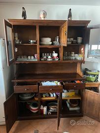 Credenza da cucina con sportelli e cassetti