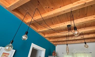 Lampadario moderno con 5 luci e cavi in tessuto.