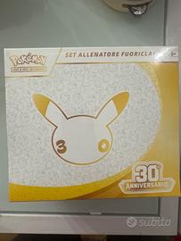 POKÉMON GCC – SET ALLENATORE FUORICLASSE 30° ANNIV
