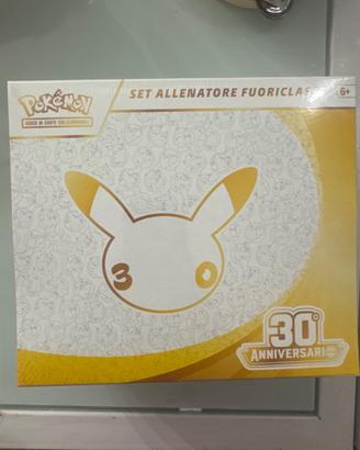 POKÉMON GCC – SET ALLENATORE FUORICLASSE 30° ANNIV