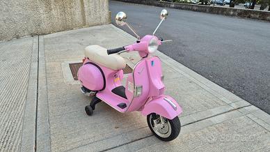 Vespa elettrica rosa