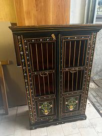 Armadio vetrina in legno etico decorato