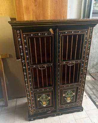 Armadio vetrina in legno etico decorato