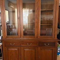 CREDENZA IN NOCE CON VETRINETTE