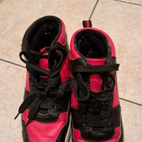 Scarpe nere e rosse