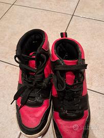 Scarpe nere e rosse