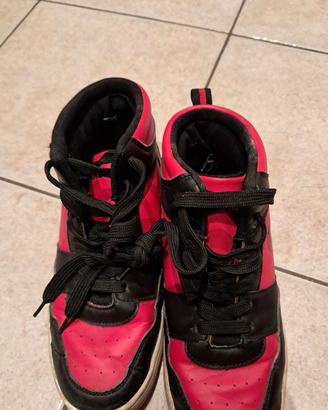 Scarpe nere e rosse