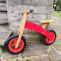 Bicicletta in legno senza pedali