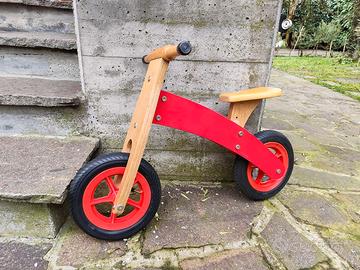 Bicicletta in legno senza pedali