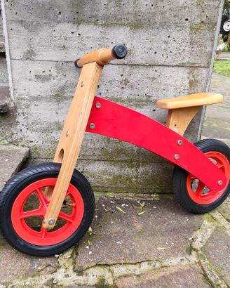 Bicicletta in legno senza pedali