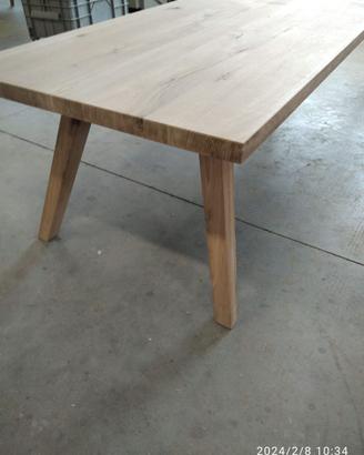 tavolo in rovere rustico con gambe inclinate