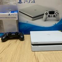 playstation 4 slim, più joystick