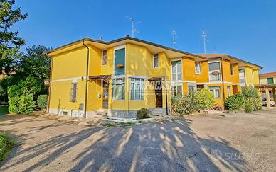 VILLA A SCHIERA